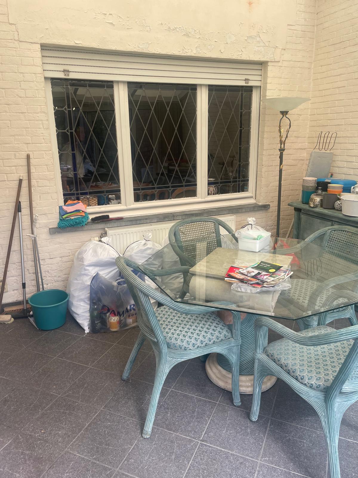 Voor - veranda vol spullen